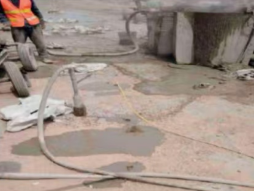 绥化水泥混凝土路面板底注浆技术 路面脱空注浆整治方案